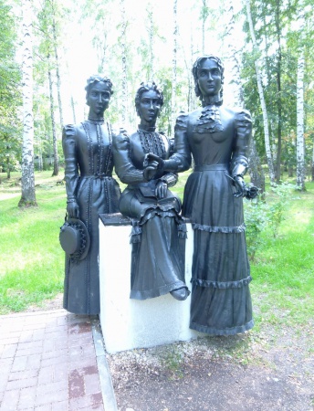 В парке имени Чехова на Гайве ремонтируют «Трех сестер»