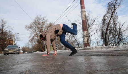 ​В МЧС предупредили о гололедице на дорогах в Пермском крае