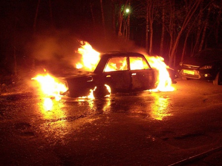 Житель Добрянки сжёг свой автомобиль, чтобы не платить штрафы за езду в пьяном виде